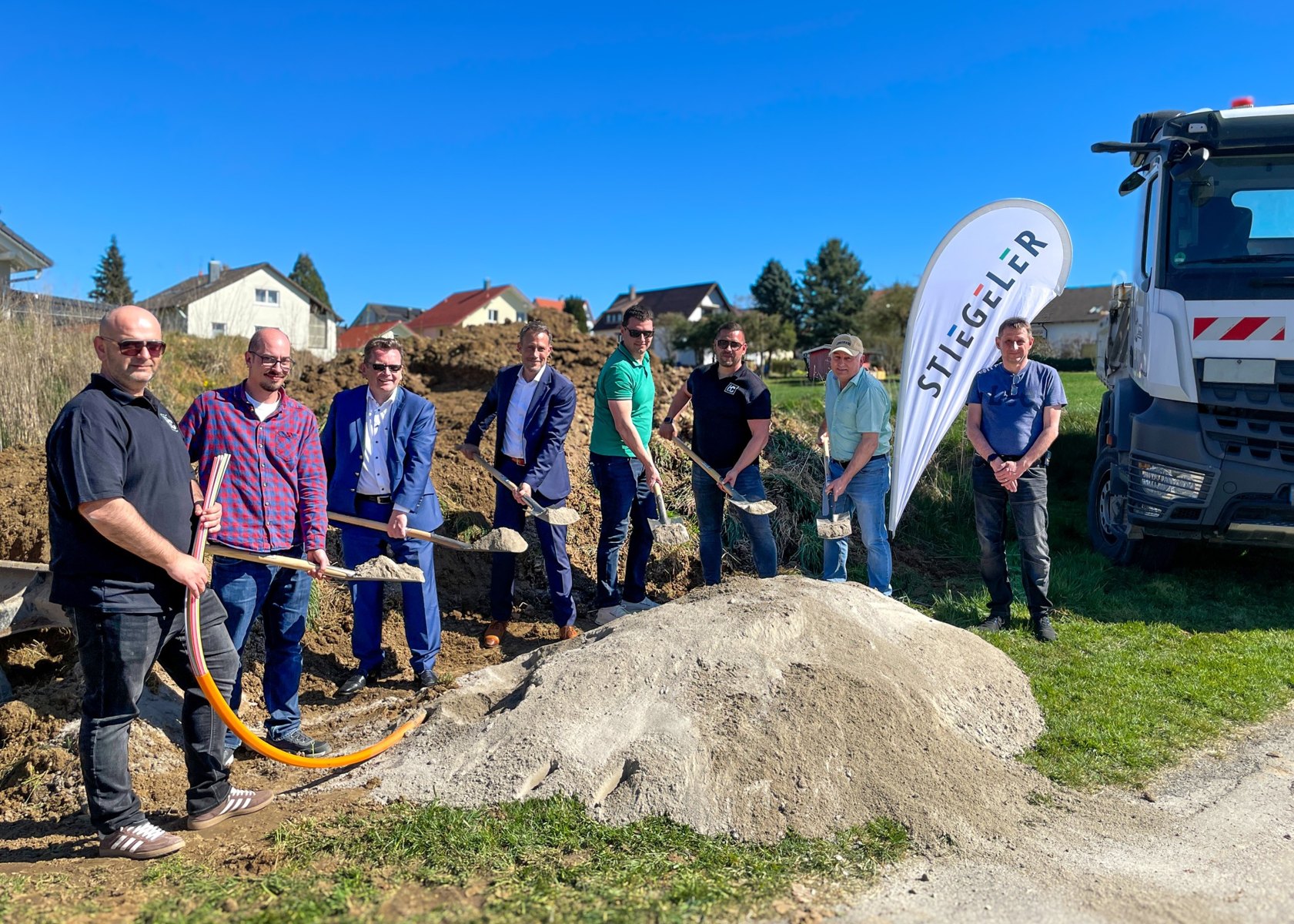 Spatenstich und Projektbeteiligte in Ahldorf